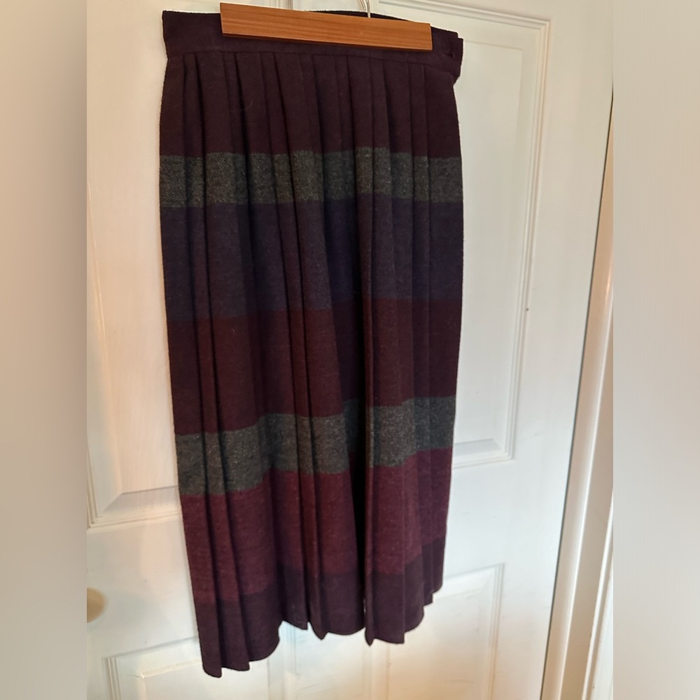 Wool/poly blend pleated vintage skirt. Says 5-6 probably more of a 3-4 size. ￼